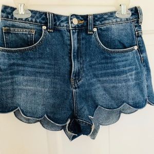Scallop edge jean short
